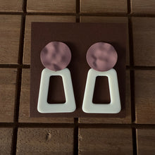 Load image into Gallery viewer, Aretes acrílico rosa + blanco
