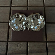 Load image into Gallery viewer, Aretes dorados concha + perlas
