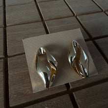 Load image into Gallery viewer, Aretes dorados irregulares M
