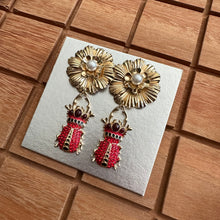 Load image into Gallery viewer, Aretes de escarabajo rojo
