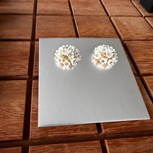 Load image into Gallery viewer, Aretes blanco + flor mini
