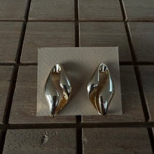 Load image into Gallery viewer, Aretes dorados irregulares M
