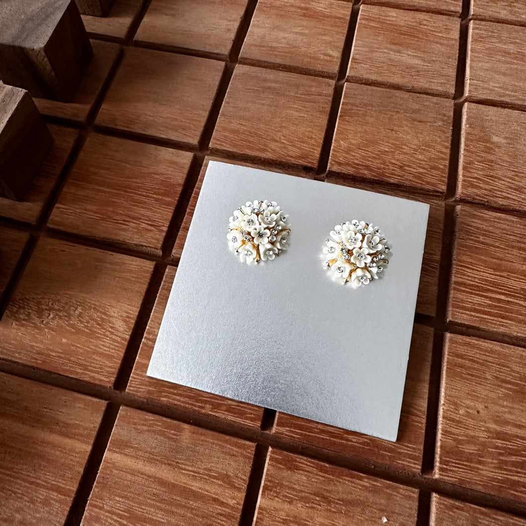 Aretes blanco + flor mini