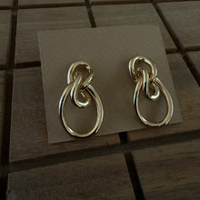 Load image into Gallery viewer, Aretes dorados nudo
