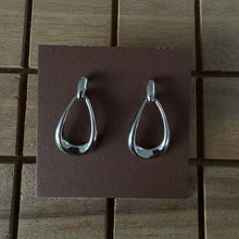 Load image into Gallery viewer, Aretes plateados gota

