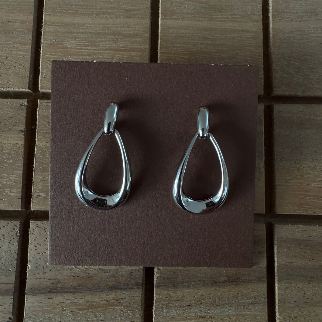 Aretes plateados gota