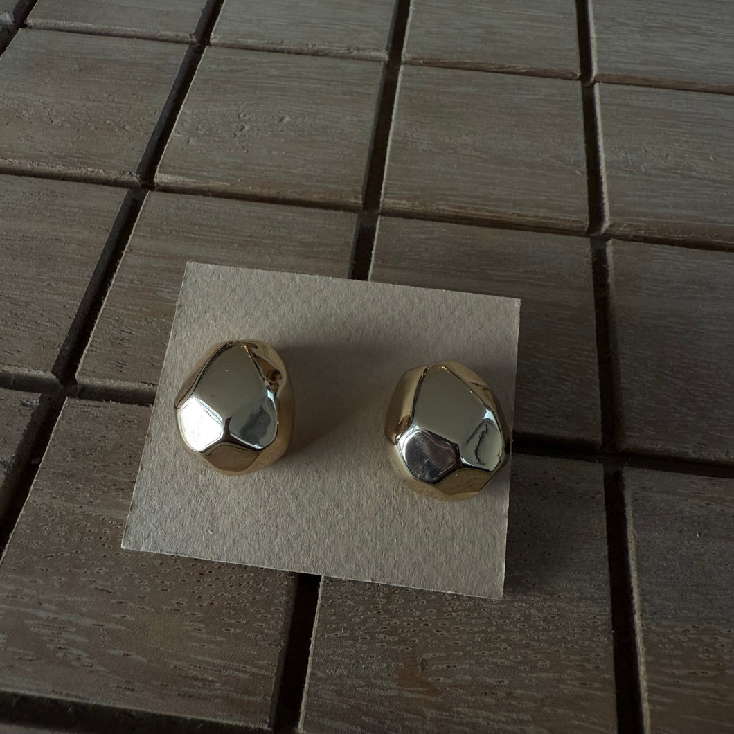 Aretes dorados gota geométrica