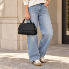 Load image into Gallery viewer, Bolsa crossbody flap negro
