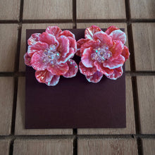 Load image into Gallery viewer, Aretes flor coral
