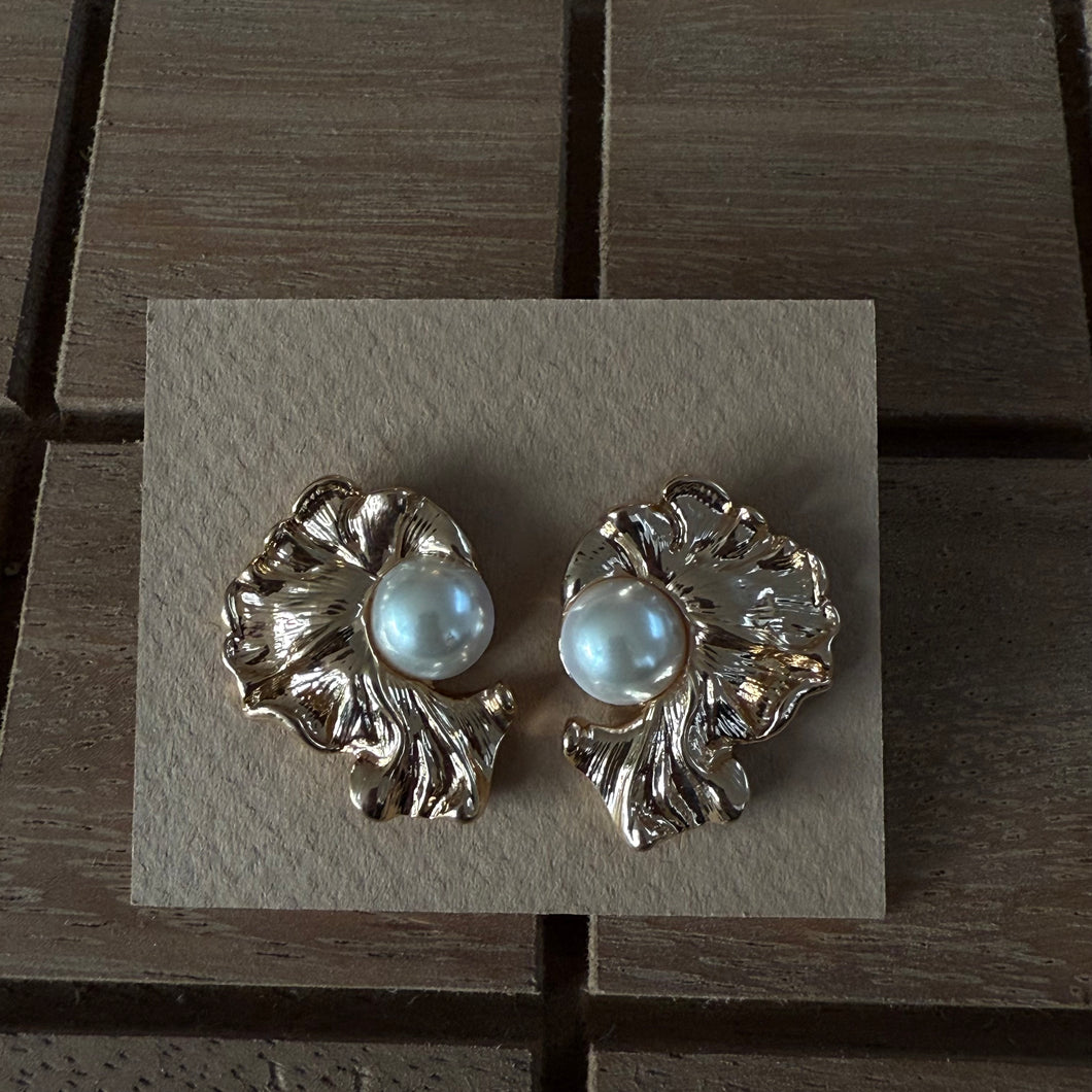 Aretes dorados + perla