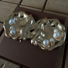 Load image into Gallery viewer, Aretes dorados concha + perlas
