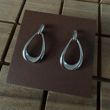 Load image into Gallery viewer, Aretes plateados gota
