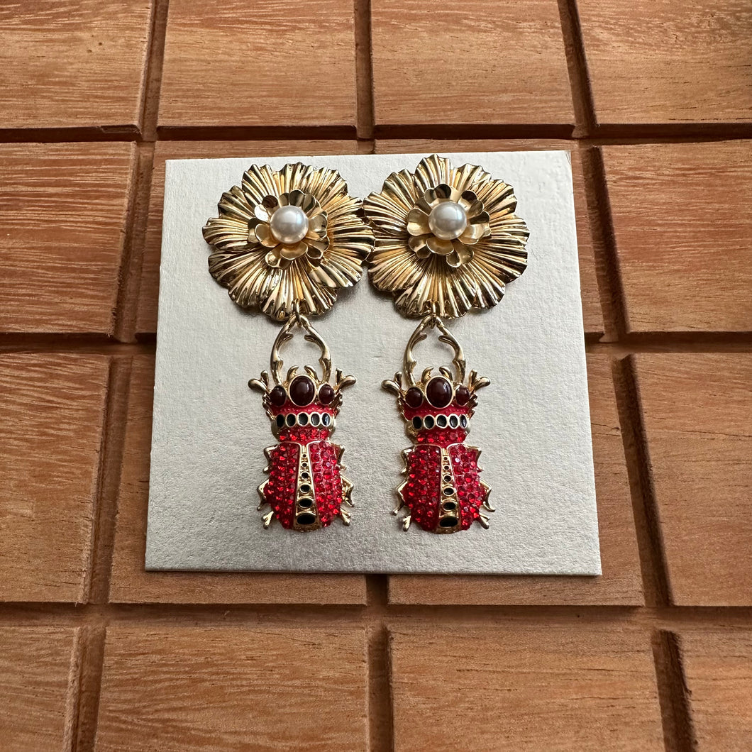 Aretes de escarabajo rojo