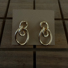 Load image into Gallery viewer, Aretes dorados nudo
