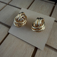 Load image into Gallery viewer, Aretes nudo dorado
