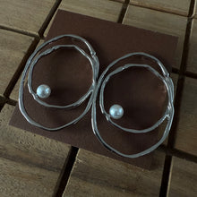 Load image into Gallery viewer, Aretes silueta plateada + perla
