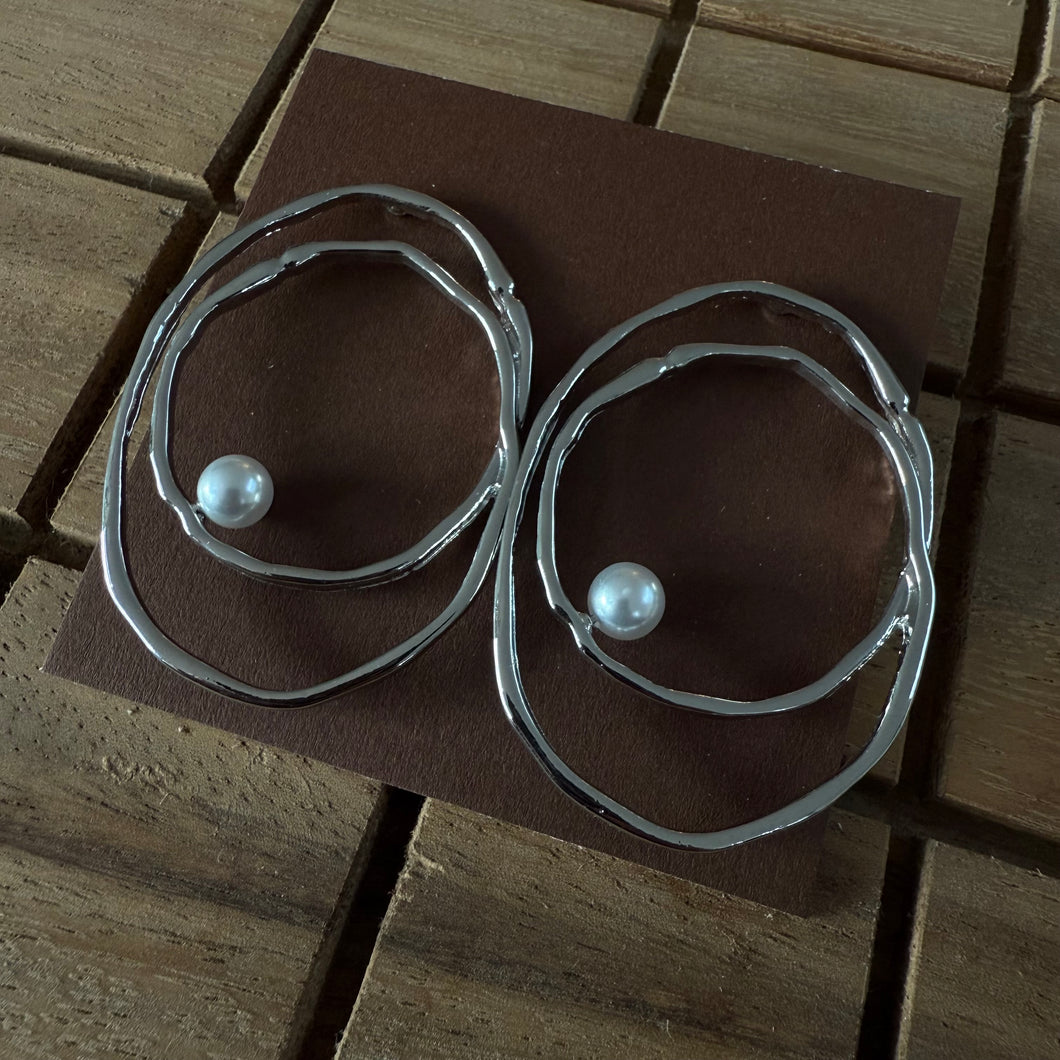 Aretes silueta plateada + perla