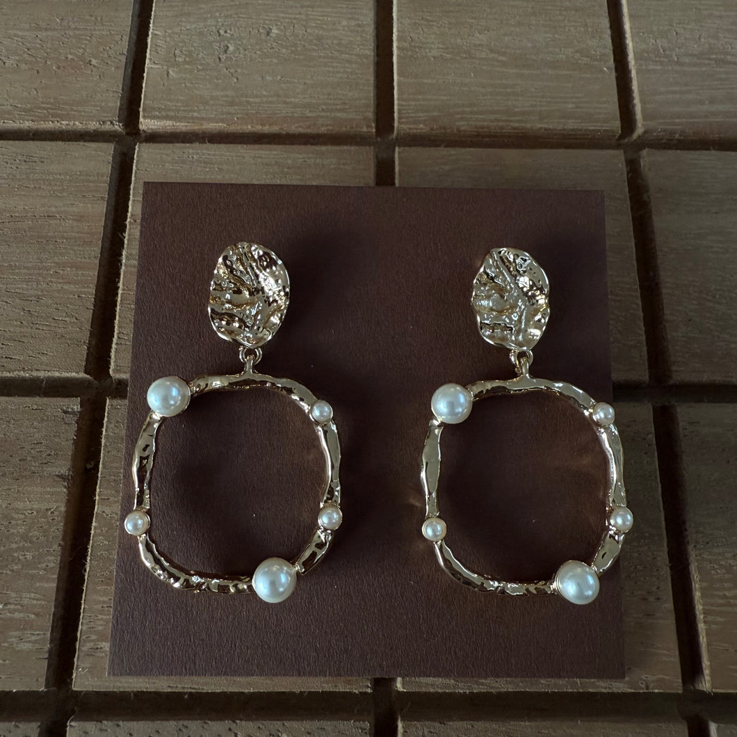 Aretes círculo dorado con perlas