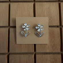 Load image into Gallery viewer, Aretes plateado flor mini
