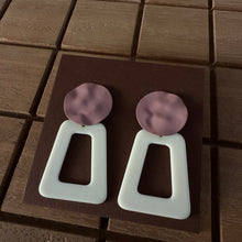 Load image into Gallery viewer, Aretes acrílico rosa + blanco
