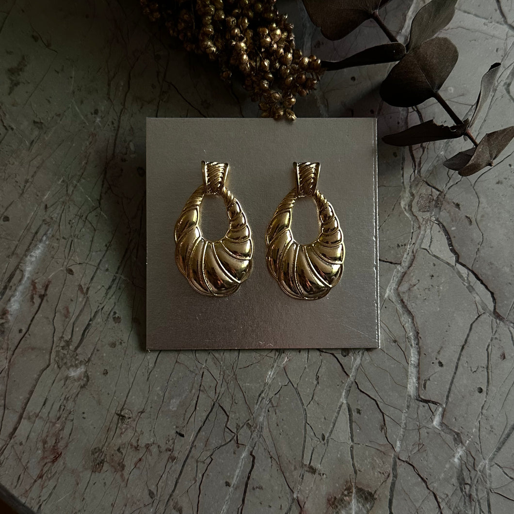 Aretes dorados trenzados