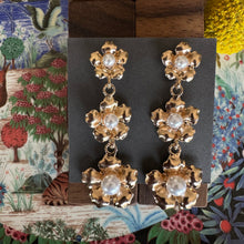 Load image into Gallery viewer, Aretes dorados III flor + perla
