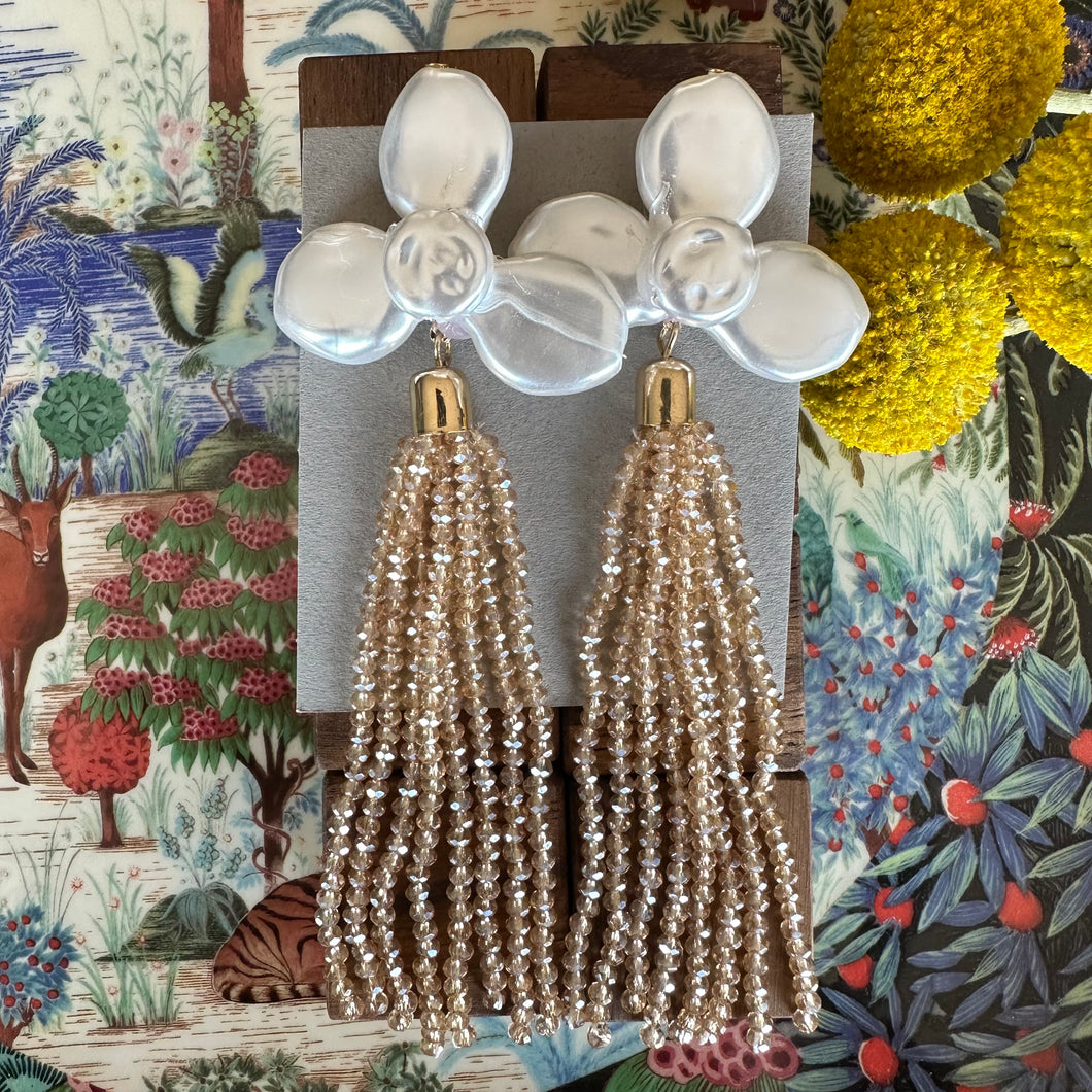 Aretes lluvia + flor perla beige